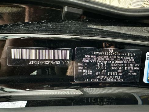 Used 2025 Kia Carnival FWD image 33