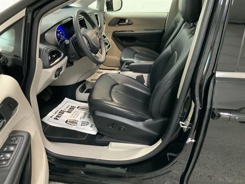 Used 2024 Chrysler Pacifica Touring-L FWD image 15