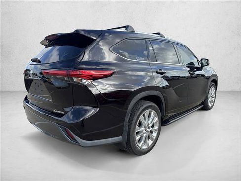 Certified 2021 Toyota Highlander Limited FWD image 5