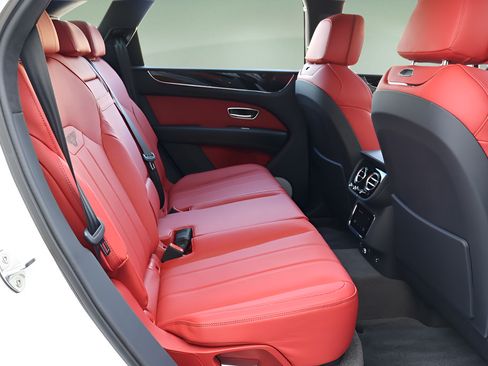 Used 2025 Bentley Bentayga AWD/4WD image 18