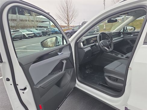 New 2026 Volkswagen Tiguan SE image 11