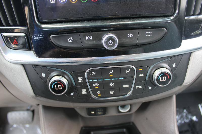 Used 2021 Chevrolet Traverse Premier FWD image 16