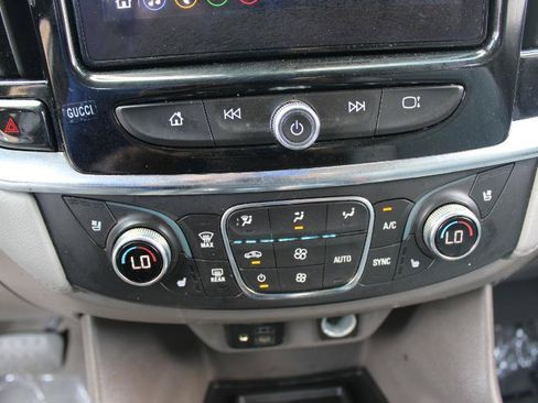 Used 2021 Chevrolet Traverse Premier FWD image 16