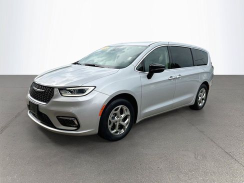Used 2024 Chrysler Pacifica Limited FWD image 8