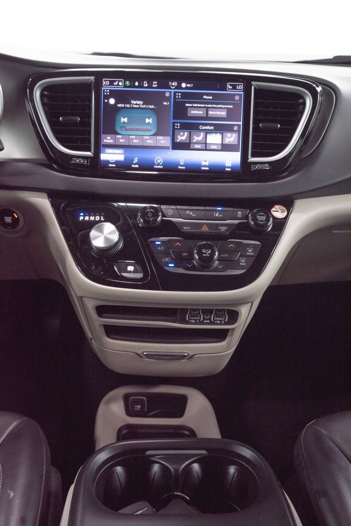 Used 2023 Chrysler Pacifica Touring-L FWD image 22