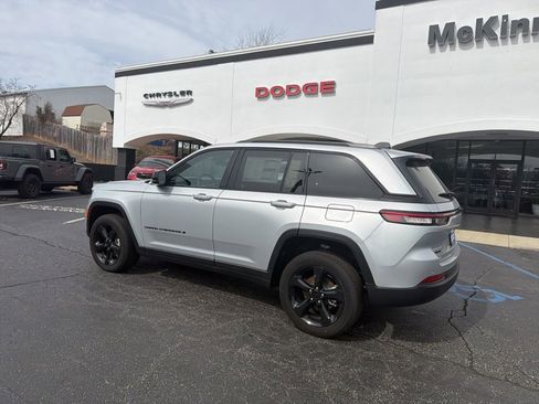 New 2025 Jeep Grand Cherokee Altitude image 7