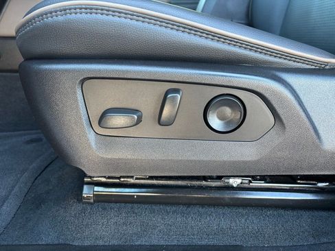 Used 2024 GMC Canyon Denali image 15