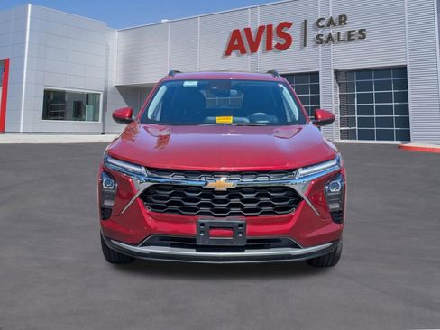 Used 2025 Chevrolet Trax LT w/ LT Convenience Package FWD image 2