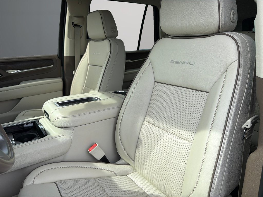 Used 2022 GMC Yukon Denali w/ Denali Premium Package AWD/4WD image 14