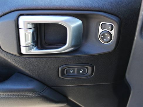 Used 2019 Jeep Wrangler Unlimited Sahara image 10