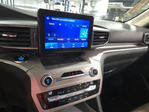 Used 2021 Ford Explorer XLT w/ Equipment Group 202A AWD/4WD image 15