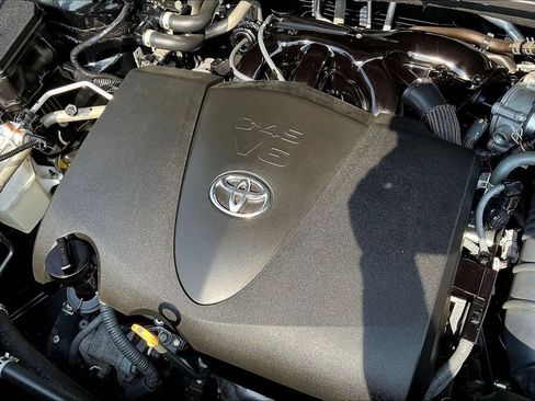 Used 2022 Toyota Highlander XLE FWD image 34