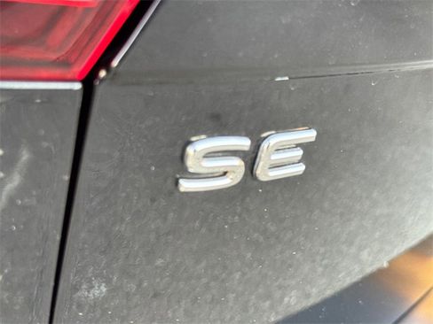 Certified 2022 Volkswagen Tiguan SE R-Line image 10