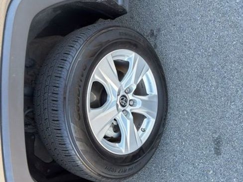 Used 2021 Toyota RAV4 LE image 28