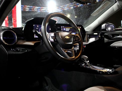 Used 2025 Chevrolet Trax LT w/ LT Convenience Package image 8