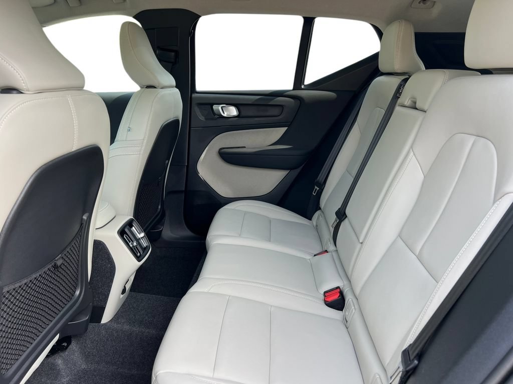 Used 2025 Volvo XC40 B5 Ultra AWD/4WD image 7