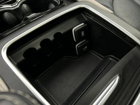 Used 2023 Chrysler Pacifica Limited FWD image 33