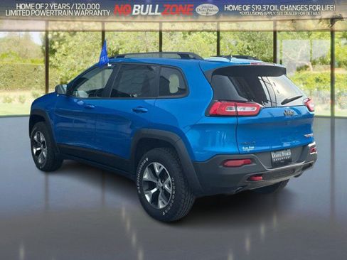 Used 2017 Jeep Cherokee Trailhawk AWD/4WD image 3