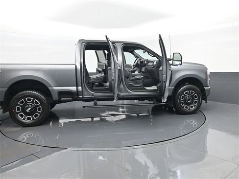 Used 2024 Ford F350 Platinum image 31