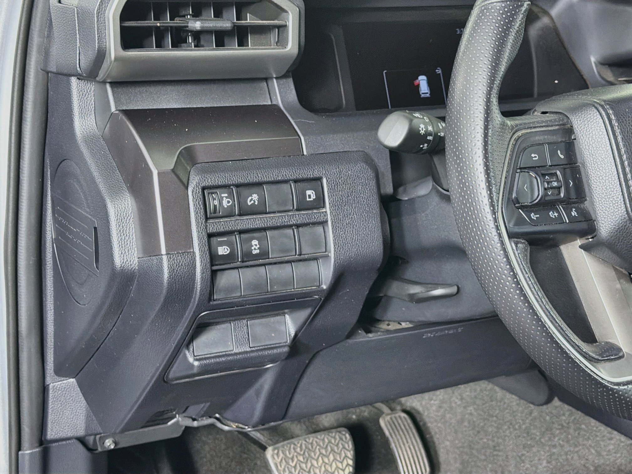 Used 2025 Toyota 4Runner SR5 AWD/4WD image 17