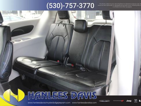 Used 2024 Chrysler Pacifica Touring-L image 18