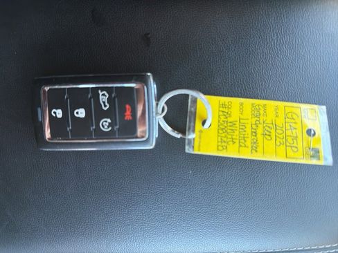 Used 2023 Jeep Grand Cherokee Limited w/ Black Appearance Package image 25