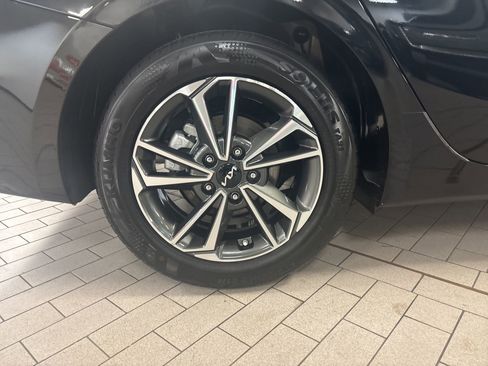 Used 2023 Kia Forte LXS w/ LXS Technology Package image 2