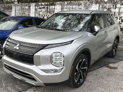 Used 2024 Mitsubishi Outlander AWD image 3