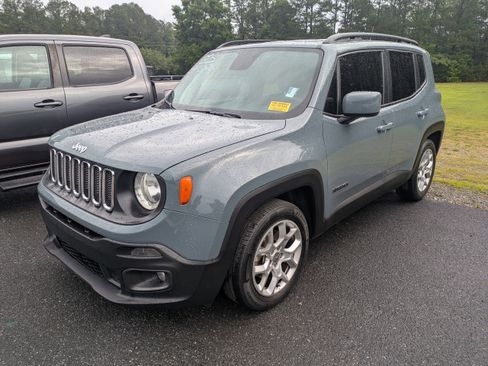 Used 2018 Jeep Renegade Latitude FWD image 3