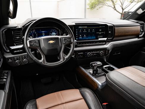 Used 2024 Chevrolet Silverado 1500 High Country w/ Technology Package AWD/4WD image 4