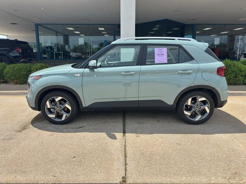 Used 2025 Hyundai Venue SEL FWD image 4