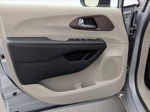 Used 2023 Chrysler Voyager LX FWD image 13
