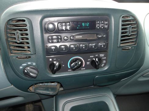 Used 1998 Ford Expedition XLT AWD/4WD image 19