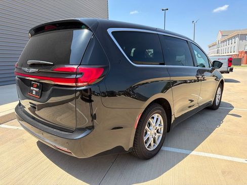 Used 2025 Chrysler Pacifica Select FWD image 3