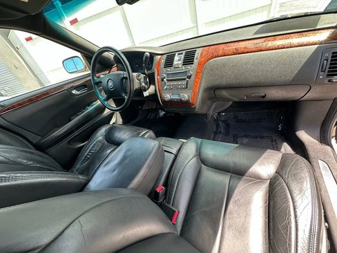 Used 2006 Cadillac DTS w/ Trunk Convenience Package image 17