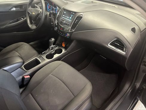 Used 2017 Chevrolet Cruze LT w/ Convenience Package FWD image 14