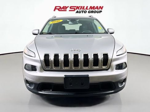 Used 2016 Jeep Cherokee Latitude w/ Cold Weather Group AWD/4WD image 2