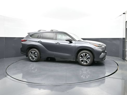 Used 2023 Toyota Highlander XLE AWD/4WD image 3