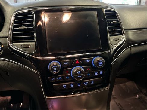 Used 2019 Jeep Grand Cherokee Limited image 25