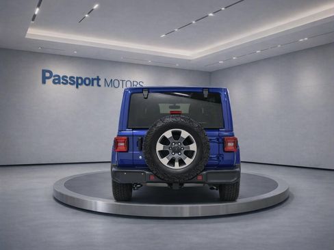 Used 2018 Jeep Wrangler Unlimited Sahara AWD/4WD image 4
