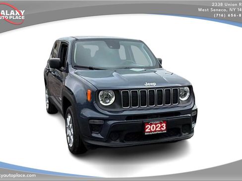 Used 2023 Jeep Renegade Latitude AWD/4WD image 3