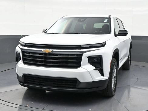 Used 2025 Chevrolet Traverse LT FWD image 8