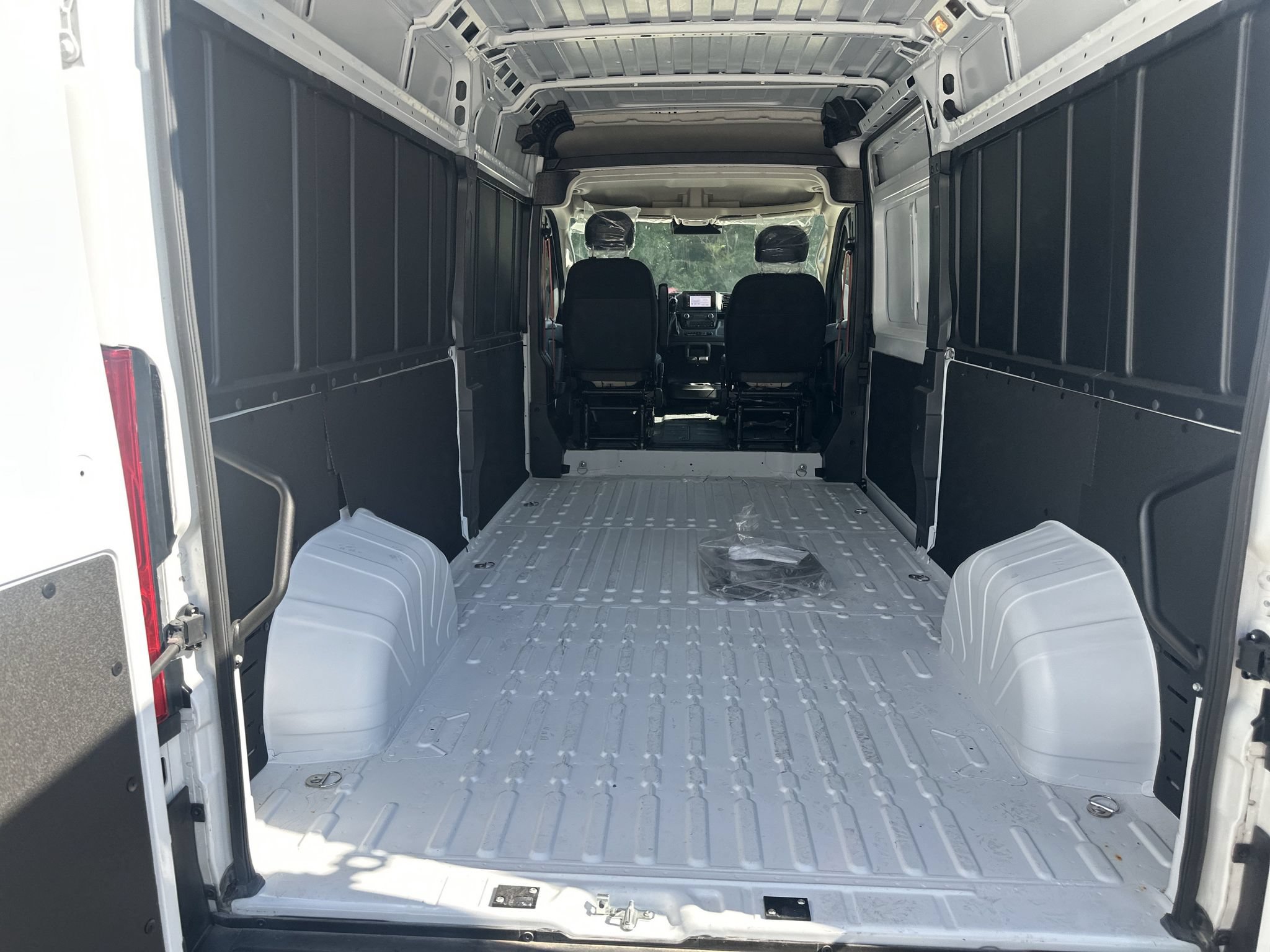 Used 2023 RAM ProMaster 2500 w/ Safety Group FWD image 17