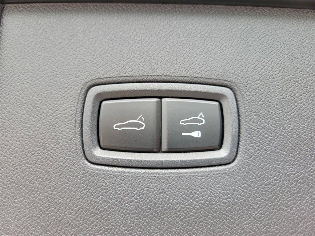 Certified 2025 Porsche Cayenne AWD/4WD image 18