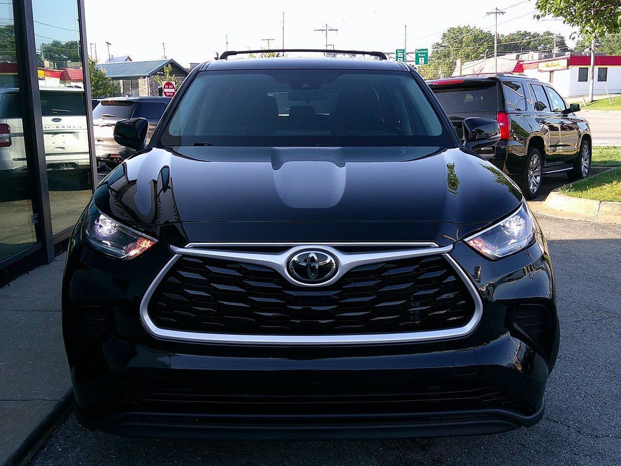 Used 2021 Toyota Highlander L FWD image 3