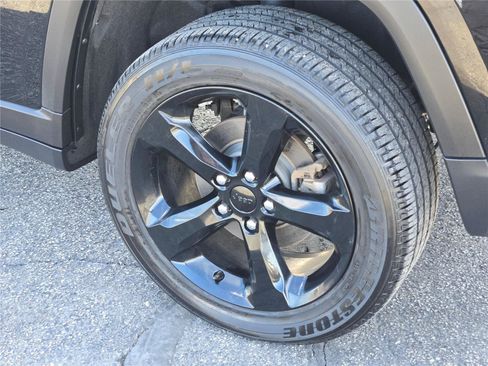 Certified 2024 Jeep Grand Cherokee Altitude AWD/4WD image 19
