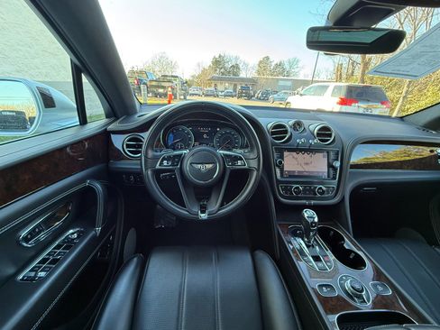 Used 2018 Bentley Bentayga image 30