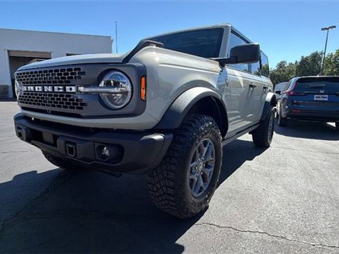New 2025 Ford Bronco Badlands image 9