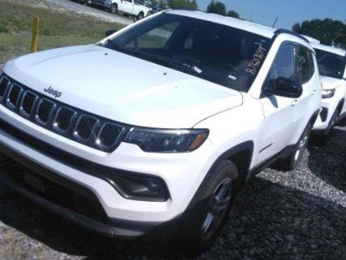 Used 2024 Jeep Compass Latitude AWD/4WD image 16