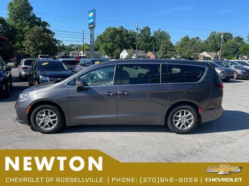 Used 2023 Chrysler Pacifica Touring-L FWD image 13
